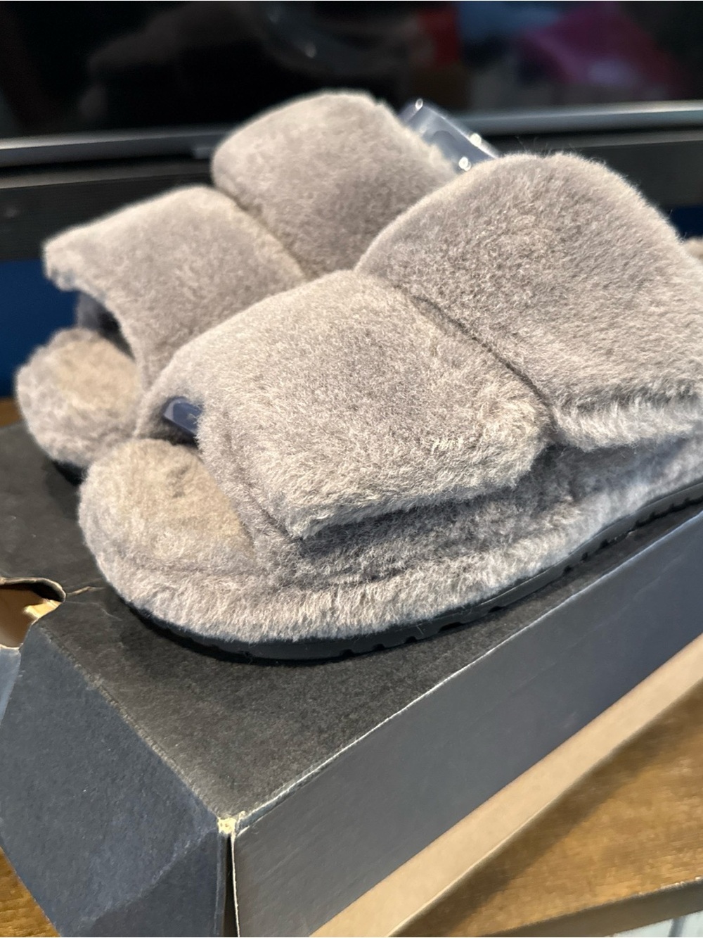 UGG Men's Fluff That Slipper Size: 11 EU: 44 Gray New